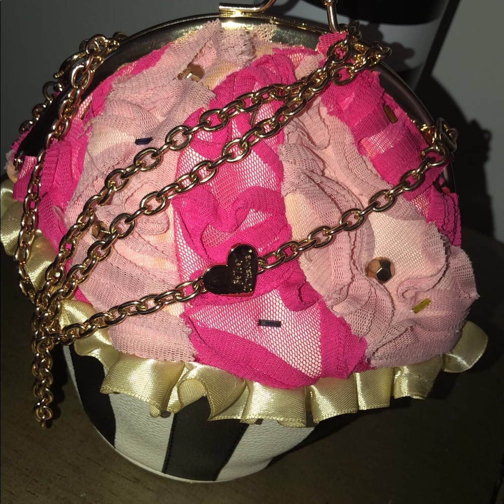 Betsey Johnson cupcakes 🧁 👛💕